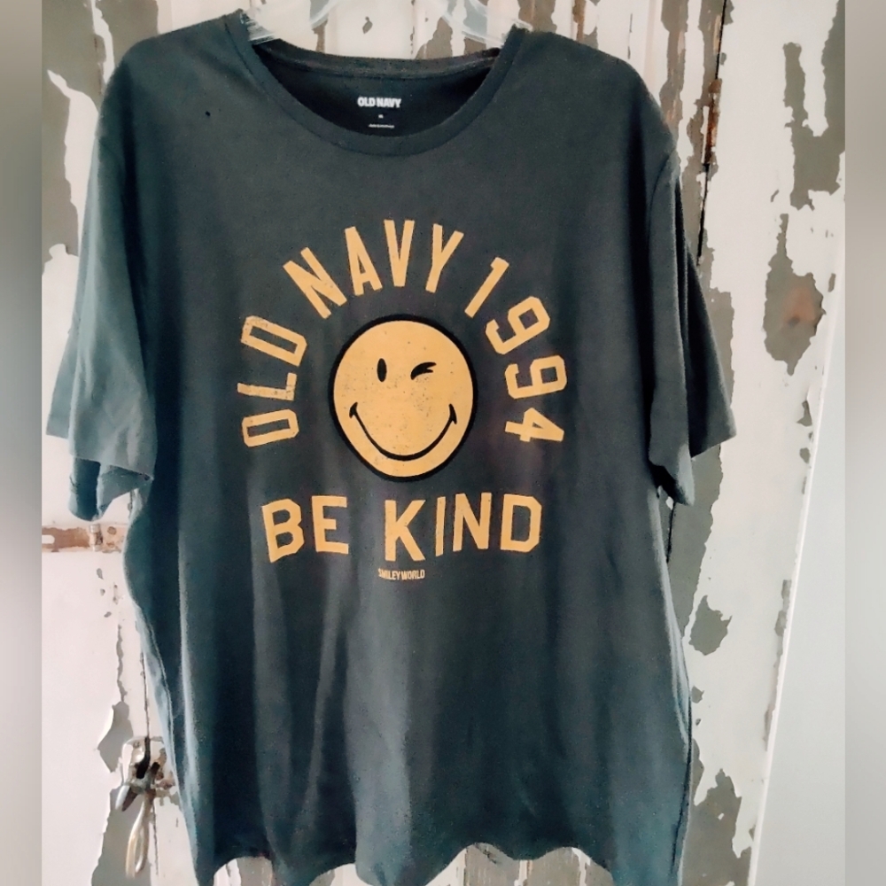 BE KIND XL OLD NAVY NWT SMILEY WORLD